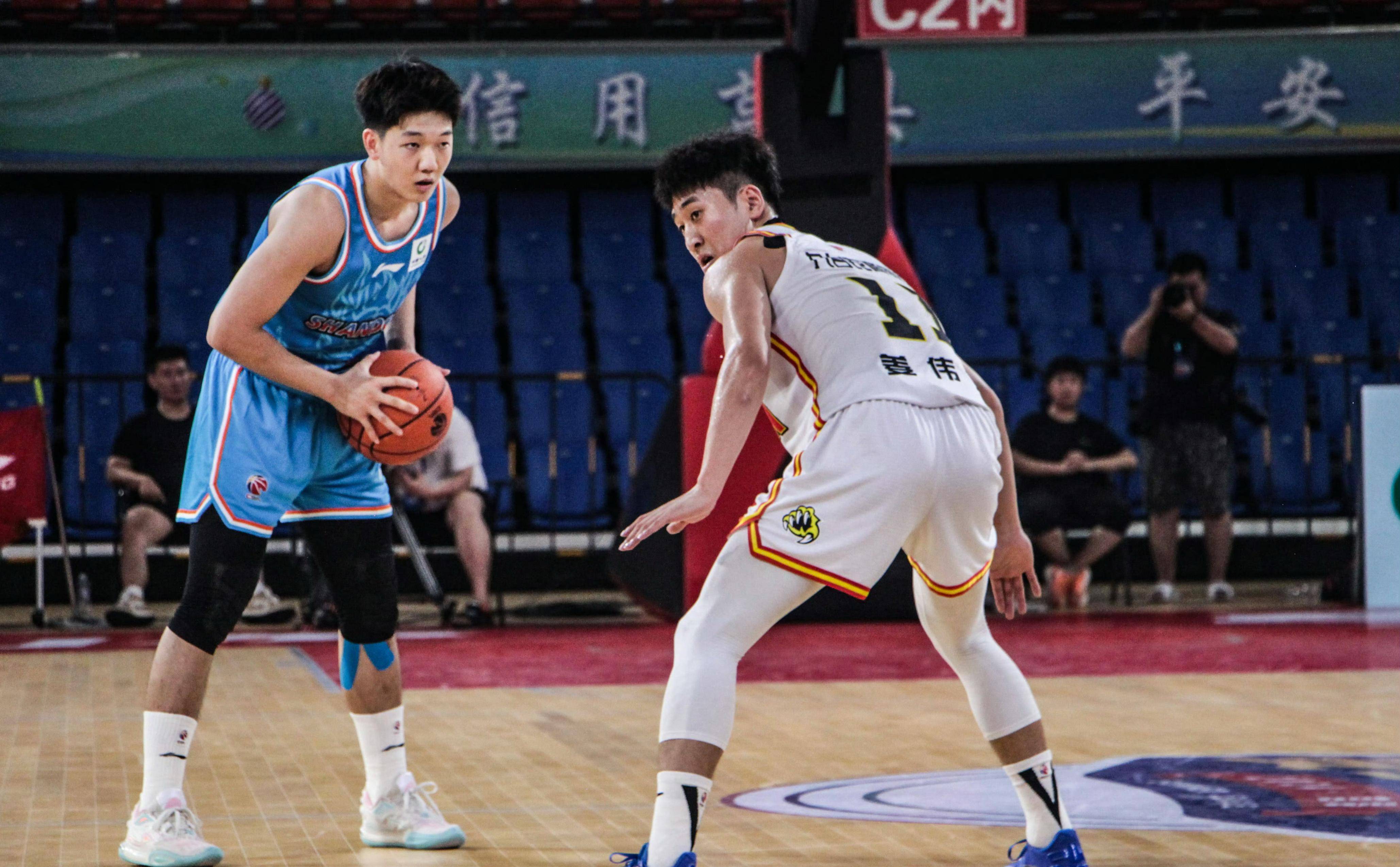 九游-包含山东男篮发布备战花絮，清晨主帅复盘，CBA常规赛任务艰巨，更衣室氛围转暖的词条